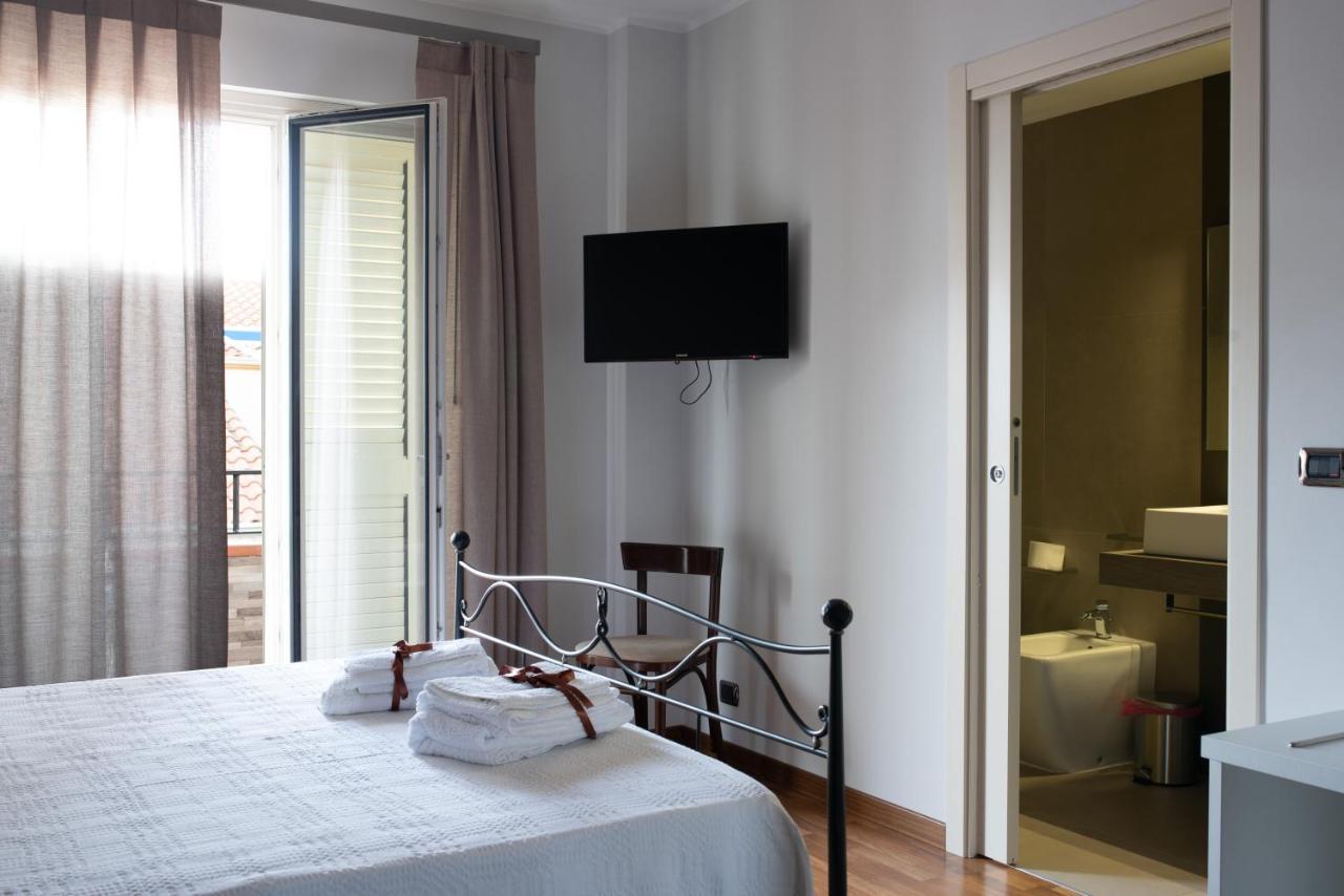 Torrevarata - Guest Rooms Santa Teresa Di Riva Dış mekan fotoğraf
